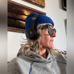 Like new Beats black over the ear wireless headphones